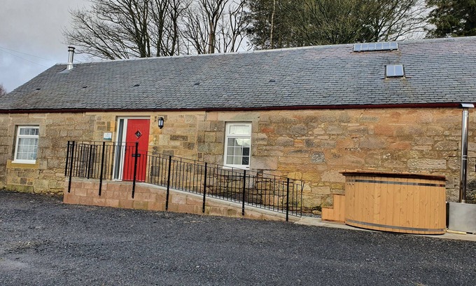 Cronberry Maison | Inviting 2-Bed Barn with hot tub near Muirkirk