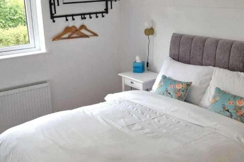 Tyrone Maison | 2 Bed cottage-Sleeps 4-Private Garden-Parking
