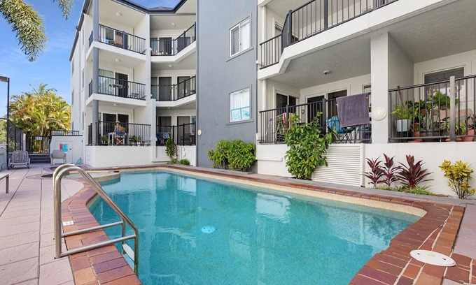 Torquay Appartement | 2-Bed Escape with Pool, Steps From Torquay Beach