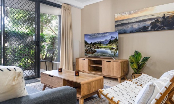 Mermaid Beach Appartement | 2-Bed Family Haven with Pools, BBQ & Playgrounds