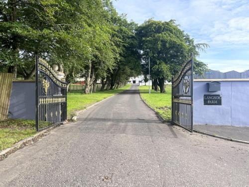 Motherwell Appartement | 2 Bed Flat - Sleeps 4 - Pets - Hot Tub - Gym