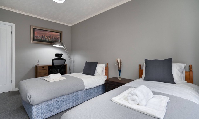 Wishaw Appartement | 2-Bed Flat, Wishaw, Free Parking, Family-Friendly