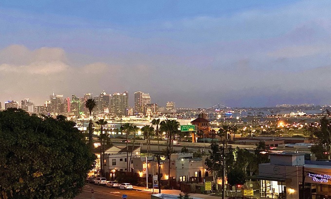 Mission Hills Maison | 2 bed, Just a few Minutes to Airport & Old Town, Great City Skyline Views