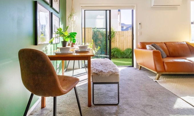 Christchurch City Centre Maison | 2-Bed Oasis with a King Bed and Green Accents