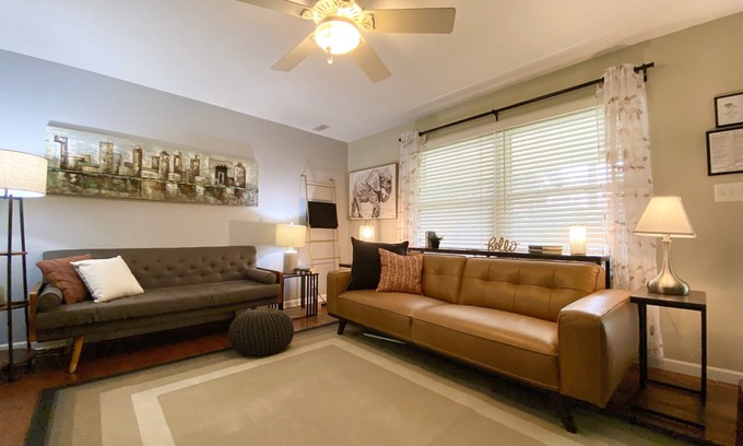 St. Charles Maison | 2 Bed plus remote work office. Walk to river trail.