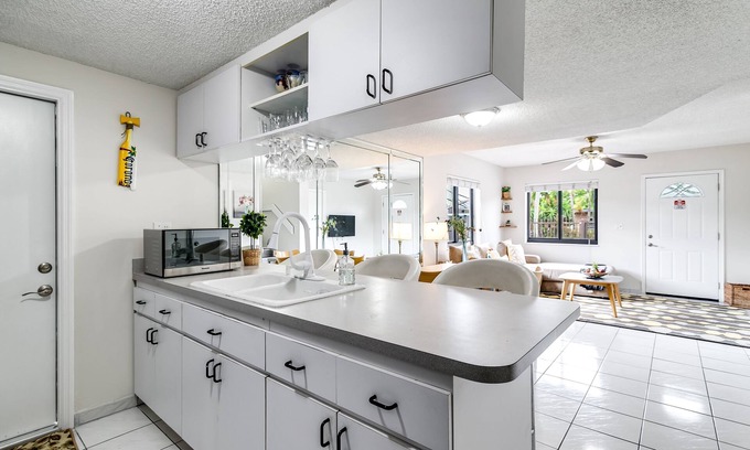 Coral Terrace Maison | 2 Bed2 Bath House with Backyard Jacuzzi