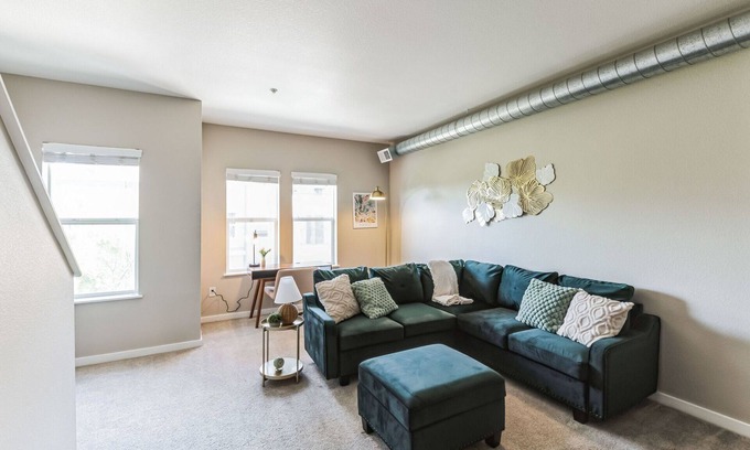 Wonderland Lake Appartement | 2 bedroom 2.5 Bath Apt w Gym, Garage, King Bed 207