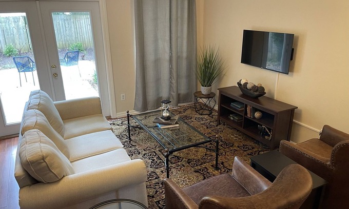 Tallahassee Maison | 2 Bedroom 2.5 Bath Near Tallahassee Memorial and Downtown