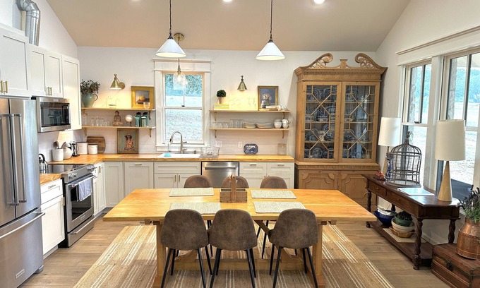 Johnson City Maison | 2 bedroom/2 bath stone farmhouse overlooking hill country creek on 50 acres