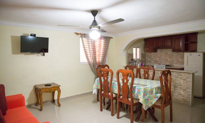 Corales del Sur Hôtel | Appartement d'une chambre amélioré avec balcon cuisine complète à Santo Domingo Este - Grande terrasse d'appartement 2B / 2B, vue sur la ville à Santo Domingo Este