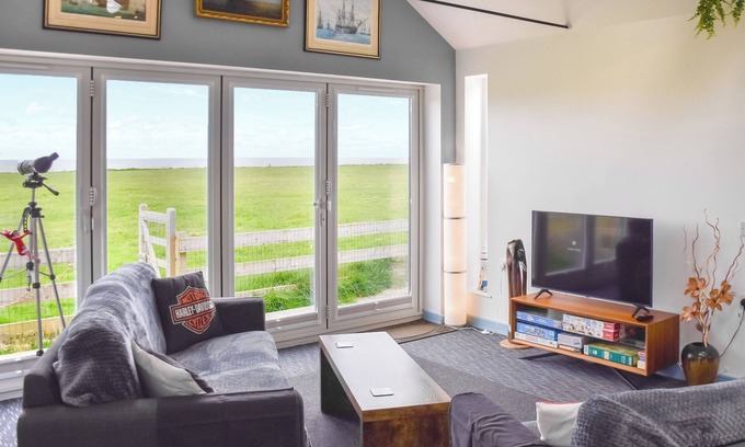 Bacton Cottage | Enjoy magnificent sea views, just a short walk from long sandy beaches and restaurants.