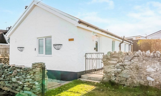 Caergeiliog Cottage | Nestled in the picturesque Four Mile Bridge, offering stunning views of the surrounding coastline.
