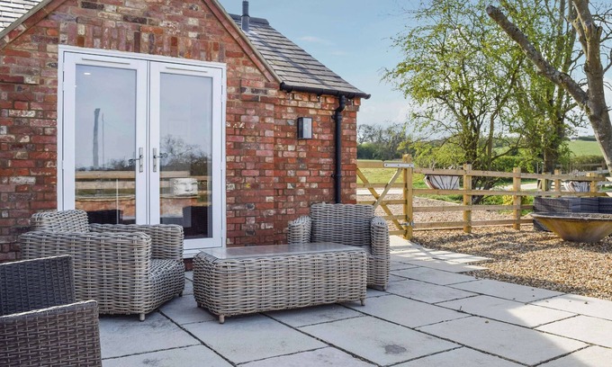 West Haddon Cottage | A place in the countryside surrounded by farm land with beautiful walks from the doorstep.