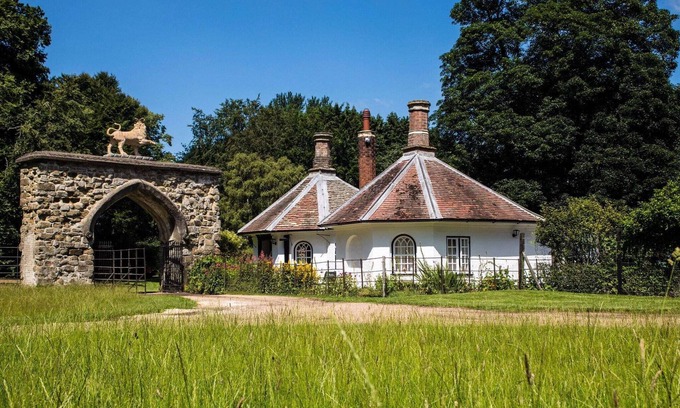 Horncastle Cottage | Watch the deer roam across the park from nearly every window of this luxury accommodation.