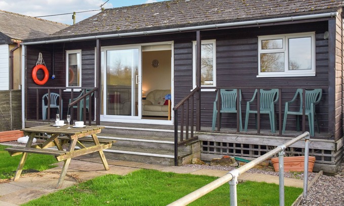 Brundall Cottage | Fantastic waterside setting, ideal for river fishing and enjoying the stunning riverside views.
