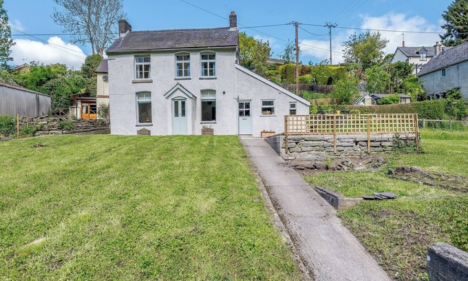 Knighton Cottage | Jackdaw Cottage is a lovely ‘chocolate box’ cottage with a large enclosed lawned garden.