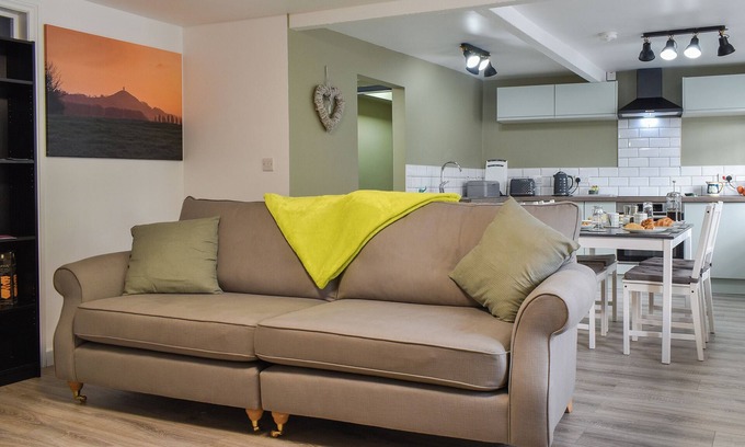 Street Cottage | The Old Post House is a little gem, close to some of Somerset’s main attractions.