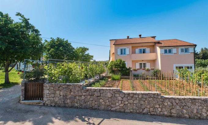 Nerezine Appartement | 2-Bedroom Apartment, 5-Guest Capacity with Private Parking