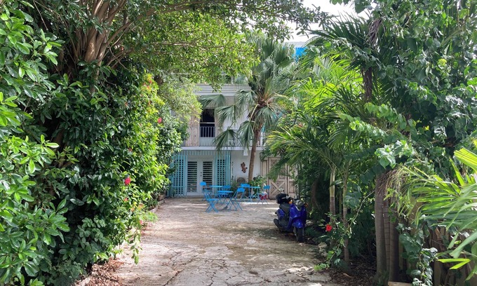 Culebra Pueblo Appartement | 2-bedroom apartment in Culebra, wrap around porch and roof deck with ocean view!