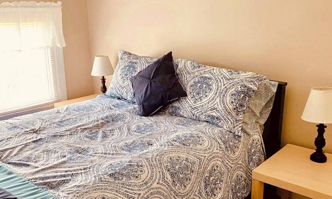 Clayton Appartement | 2-bedroom apartment just a short walk from the Saint Lawrence River.