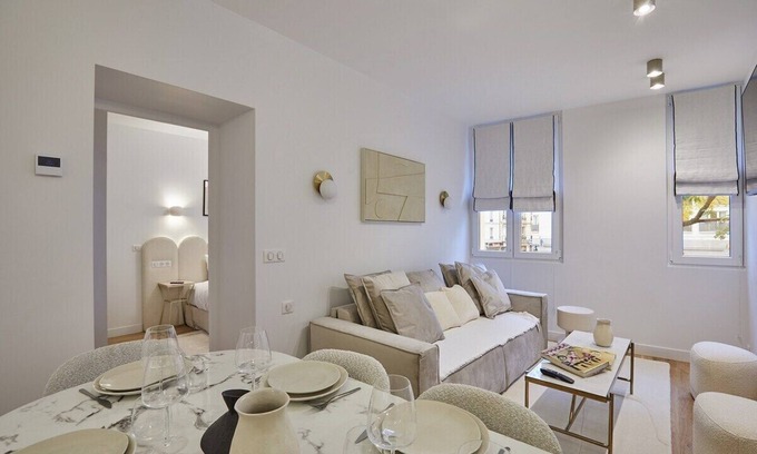 Belleville Appartement | 2-Bedroom Apartment with A/C – Canal St Martin