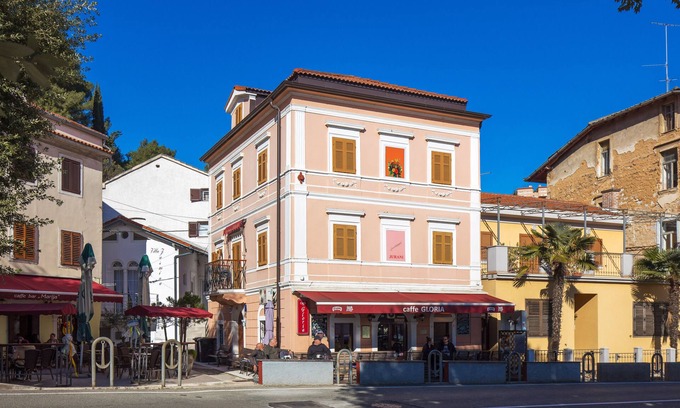 Ika Appartement | 2 bedroom App only steps away from the beach