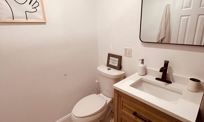 East Bronx Maison | 2 Bedroom Apt close to major hospitals at Morris Park, Bronx - Pet friendly