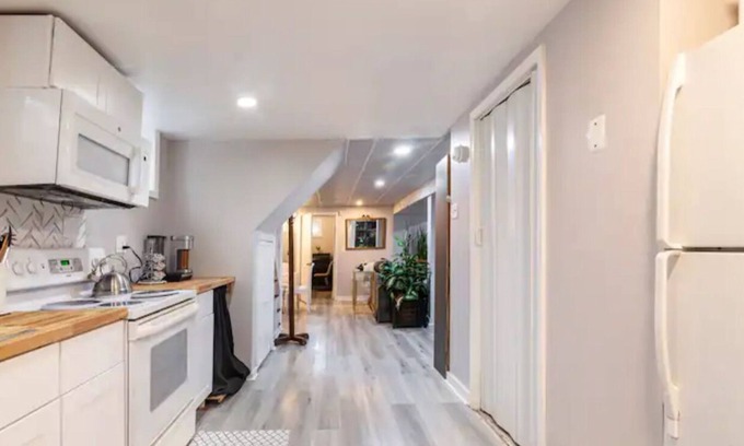 16th Street Heights Appartement | 2-bedroom basement apartment in charming Washington Heights with WiFi and AC.