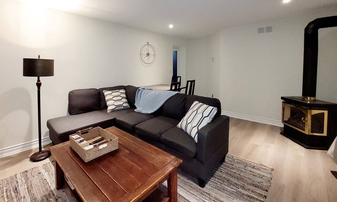 Winona Appartement | 2 Bedroom Basement Apartment between Niagara Falls and Toronto