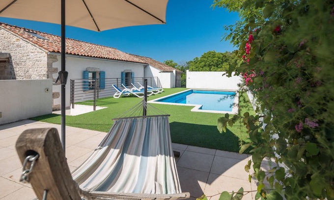 Buje Maison | Maison confortable à Lozari avec WiFi
