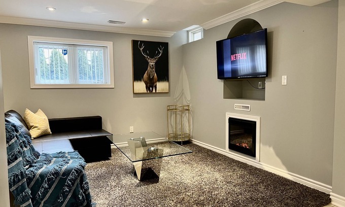 Meadowvale Village Maison | 2 Bedroom Bs/Apartment, in Mississauga