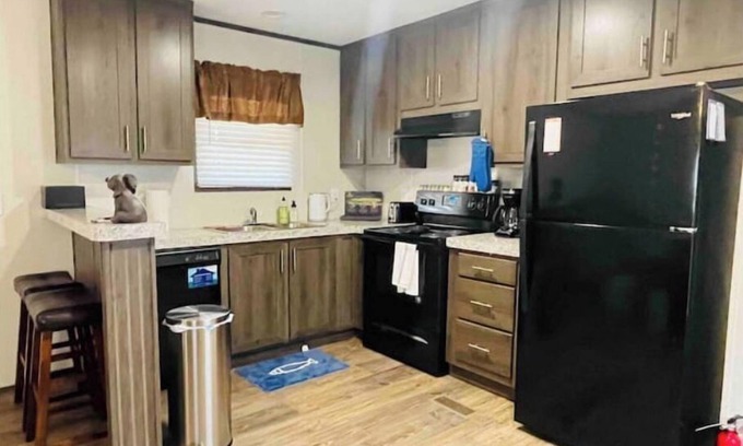 Cardinal Hills Cabine | 2 bedroom cabin near the Lake with private hottub.