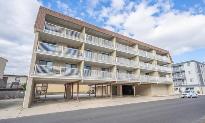 Sea Isle City Copropriété | 2 Bedroom Condo Across the Street from the Beach!