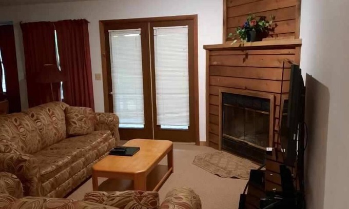 DuBois Copropriété | 2 Bedroom Condo in Lakeside Resort Community (1 Queen, 2 Twins)