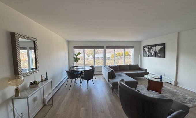 Garrison Copropriété | 2 Bedroom Condo -Views of West Point and Hudson River, steps from Metro North!