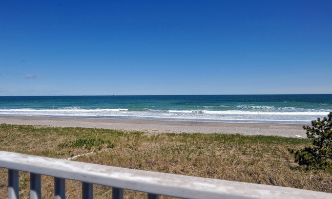 Waveland Copropriété | Newly remodeled condo with direct beach access