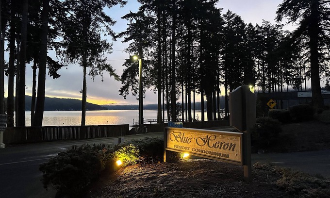 Union Copropriété | 2-bedroom condo with pool, hot tub, WiFi, fitness room in welcoming Union, WA