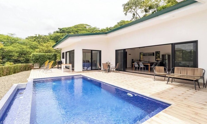 Canafistula Maison | 2-bedroom house with infinity pool and jungle views in Tamarindo with WiFi, AC