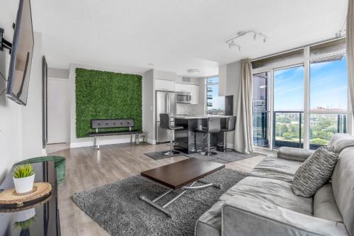 Fort York Appartement | 2 Bedroom Downtown Toronto Stay with Stunning Views & Free Parking