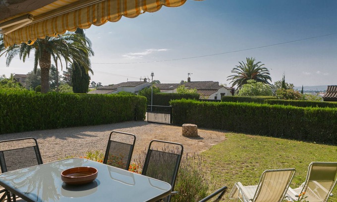 Torroella de Montgri Maison | 2 bedroom semi-detached house in Urb. Torre Gran, L'Estartit. Garden and community pool (Ref:H38)