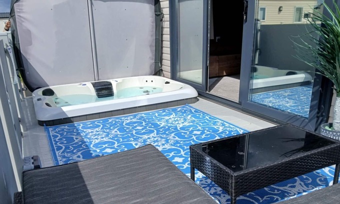 Ingoldmells Maison | 2-bedroom, Fantasy Island, HOT TUB, WiFi, dog friendly in Ingoldmells Sleeps 4