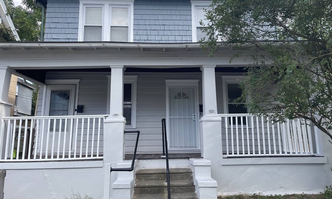 Sharon Hill Appartement | 2 Bedroom Fully Furnished, Pets Welcomed, W/D in unit, private parking,