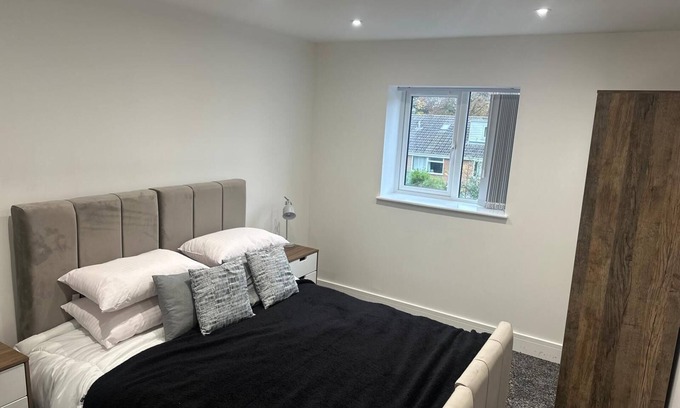 Long Eaton Appartement | 2-Bedroom Gem: Travel Easily Between Cities