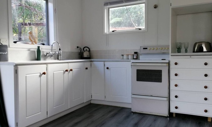 Upper Hutt Maison | 2 bedroom holiday home with outdoor bath & sauna