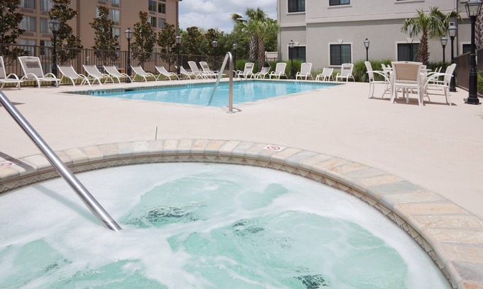 Lafayette Copropriété | 2 Bedroom| Hot Tub Access. FREE Parking & Wi-Fi
