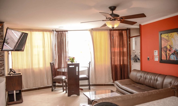 El Poblado Appartement | 2 Bedroom Hot tub security AC Lleras area