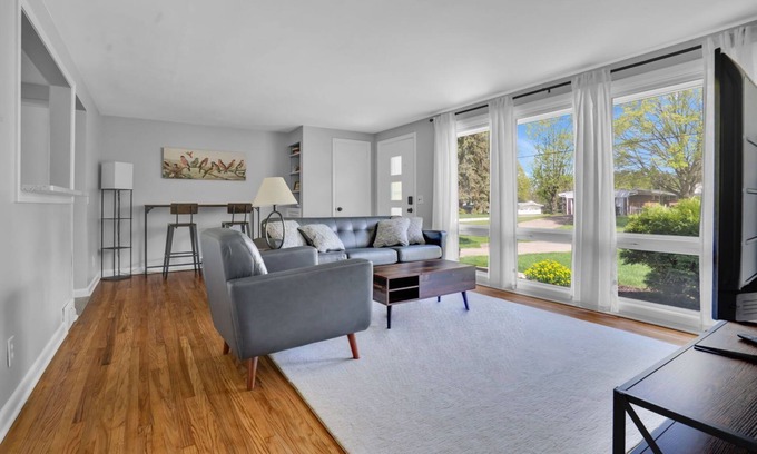 North Canton Maison | 2-bedroom house - Office - 3 seasons room - Garage in North Canton with WiFi, AC