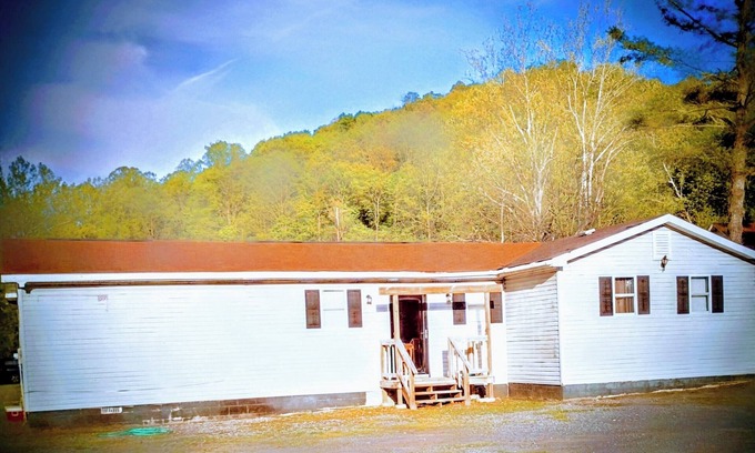 Minden Maison | 2-bedroom house with AC in Oak Hill wifi and pet friendly