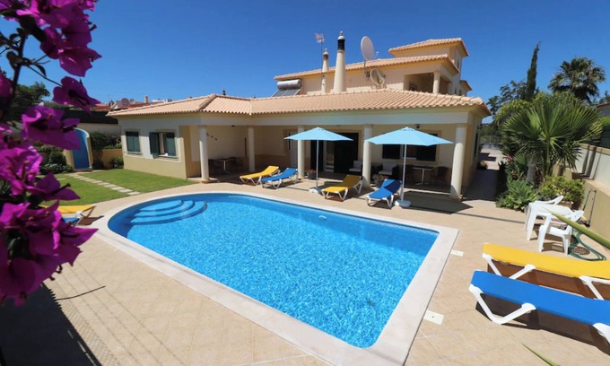 Alpouvar Copropriété | Appartements climatisés 1 ou 2 chambres, dans une superbe ville avec piscine