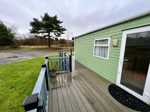 Tewitfield Station Balnéaire | 2 Bedroom Lakeview Lodge - Ensuite & Balcony Deck